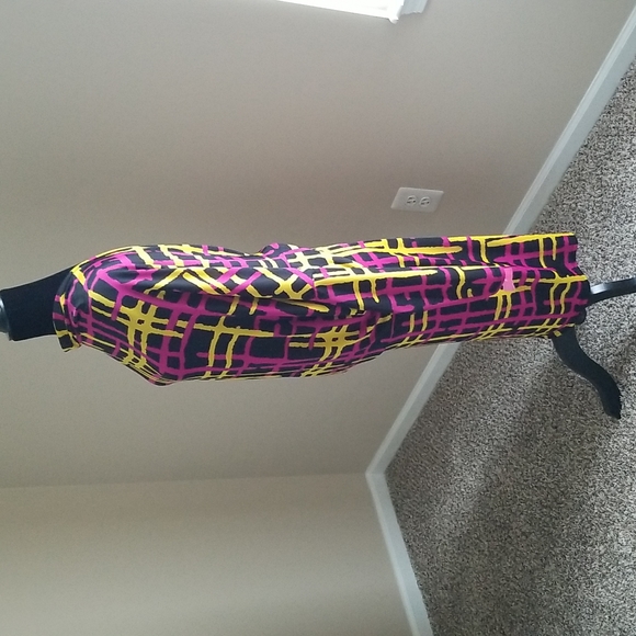 Gorgeous Multicolored Fitted Dress w/V Back. - Picture 4 of 7